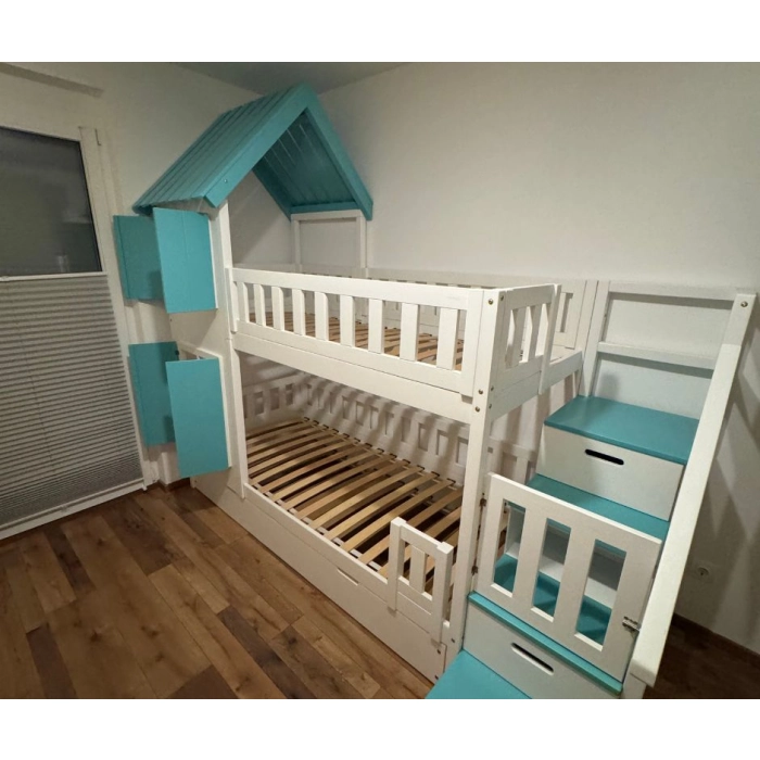 łóżko domek ze schodami i daszkiem w pokoju dziecka